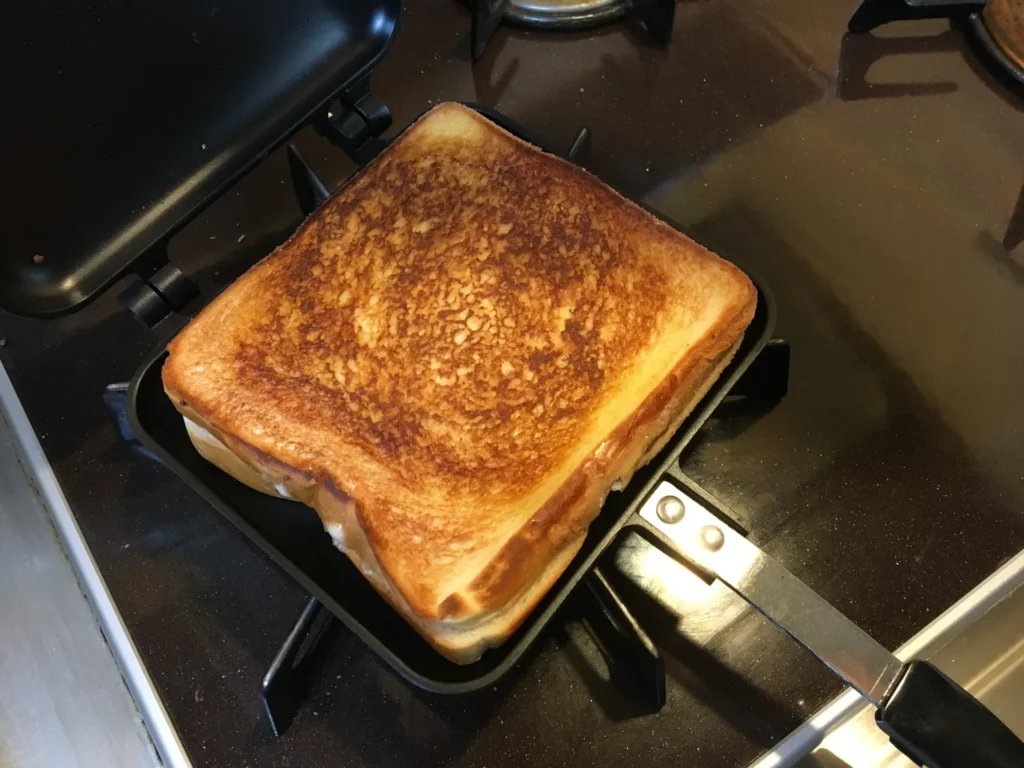 ホットサンドメーカーでパンを焼いている画像