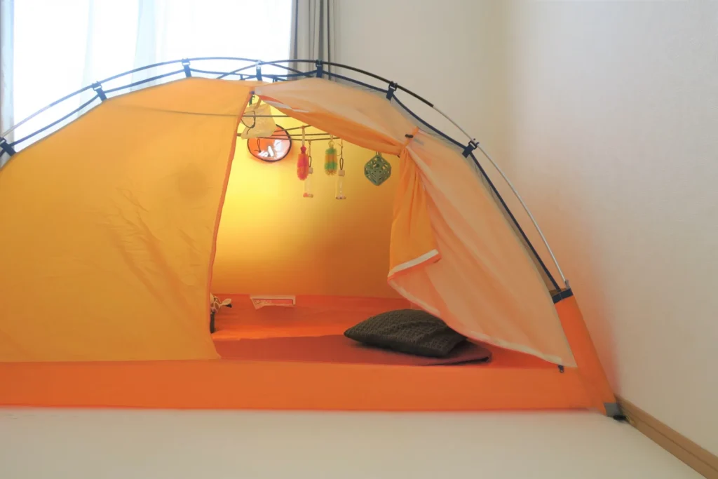 部屋にワンタッチテントを置いてる画像