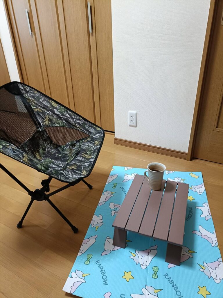 ローチェアとアルミローテーブルを広げた画像